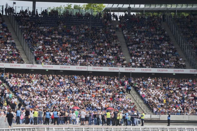 Aufgrund von Unwetterwarnungen wurde der Stadioninnenraum zum Konzert von Roland Kaiser auf dessen Tournee 50 Jahre - 50 Hits - Die große Tournee zum 50. Bühnenjubiläum für ca.45 min evakuiert - Heinz von Heiden Arena in Hannover / Niedersachsen / Deutschland am 21.06.24 © Ùlrich Stamm