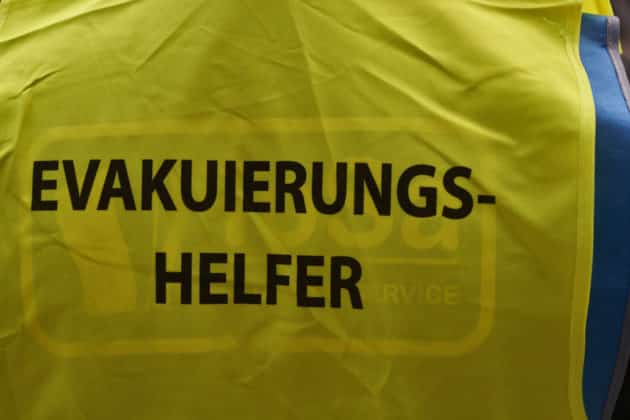 Aufgrund von Unwetterwarnungen wurde der Stadioninnenraum zum Konzert von Roland Kaiser auf dessen Tournee 50 Jahre - 50 Hits - Die große Tournee zum 50. Bühnenjubiläum für ca.45 min evakuiert - Heinz von Heiden Arena in Hannover / Niedersachsen / Deutschland am 21.06.24 © Ùlrich Stamm