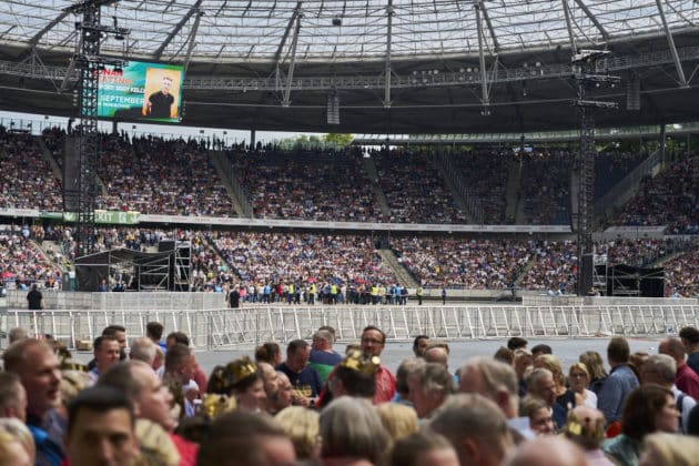 Aufgrund von Unwetterwarnungen wurde der Stadioninnenraum zum Konzert von Roland Kaiser auf dessen Tournee 50 Jahre - 50 Hits - Die große Tournee zum 50. Bühnenjubiläum für ca.45 min evakuiert - Heinz von Heiden Arena in Hannover / Niedersachsen / Deutschland am 21.06.24 © Ùlrich Stamm