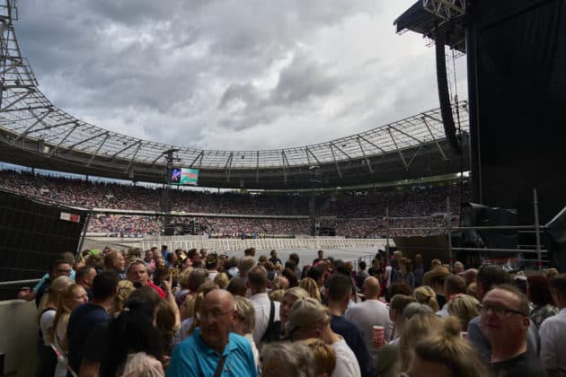 Aufgrund von Unwetterwarnungen wurde der Stadioninnenraum zum Konzert von Roland Kaiser auf dessen Tournee 50 Jahre - 50 Hits - Die große Tournee zum 50. Bühnenjubiläum für ca.45 min evakuiert - Heinz von Heiden Arena in Hannover / Niedersachsen / Deutschland am 21.06.24 © Ùlrich Stamm