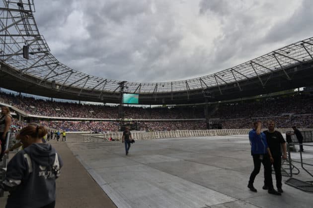 Aufgrund von Unwetterwarnungen wurde der Stadioninnenraum zum Konzert von Roland Kaiser auf dessen Tournee 50 Jahre - 50 Hits - Die große Tournee zum 50. Bühnenjubiläum für ca.45 min evakuiert - Heinz von Heiden Arena in Hannover / Niedersachsen / Deutschland am 21.06.24 © Ùlrich Stamm