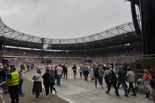 Aufgrund von Unwetterwarnungen wurde der Stadioninnenraum zum Konzert von Roland Kaiser auf dessen Tournee 50 Jahre - 50 Hits - Die große Tournee zum 50. Bühnenjubiläum für ca.45 min evakuiert - Heinz von Heiden Arena in Hannover / Niedersachsen / Deutschland am 21.06.24 © Ùlrich Stamm