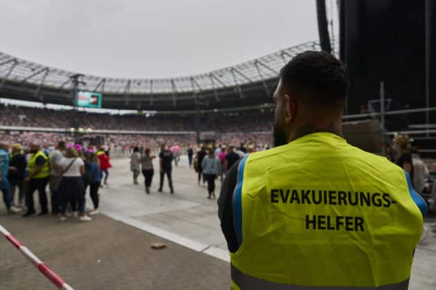 Aufgrund von Unwetterwarnungen wurde der Stadioninnenraum zum Konzert von Roland Kaiser auf dessen Tournee 50 Jahre - 50 Hits - Die große Tournee zum 50. Bühnenjubiläum für ca.45 min evakuiert - Heinz von Heiden Arena in Hannover / Niedersachsen / Deutschland am 21.06.24 © Ùlrich Stamm