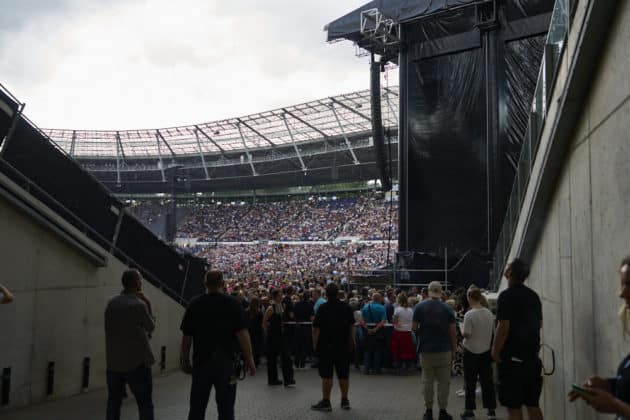 Aufgrund von Unwetterwarnungen wurde der Stadioninnenraum zum Konzert von Roland Kaiser auf dessen Tournee 50 Jahre - 50 Hits - Die große Tournee zum 50. Bühnenjubiläum für ca.45 min evakuiert - Heinz von Heiden Arena in Hannover / Niedersachsen / Deutschland am 21.06.24 © Ùlrich Stamm