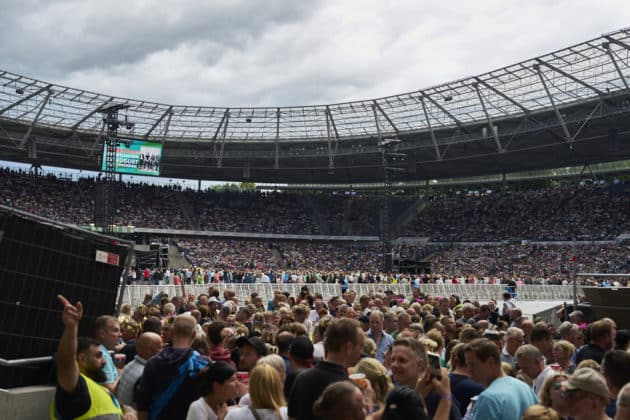 Aufgrund von Unwetterwarnungen wurde der Stadioninnenraum zum Konzert von Roland Kaiser auf dessen Tournee 50 Jahre - 50 Hits - Die große Tournee zum 50. Bühnenjubiläum für ca.45 min evakuiert - Heinz von Heiden Arena in Hannover / Niedersachsen / Deutschland am 21.06.24 © Ùlrich Stamm