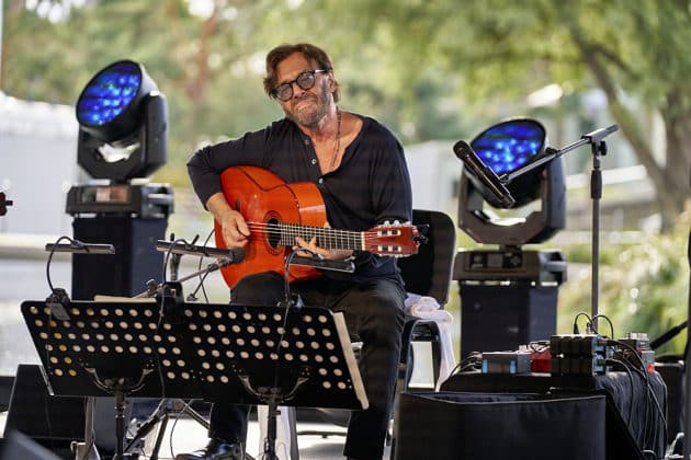 Peo Alfonsi an der Gitarre - Al Di Meola Trio beim Sommerfestival 2024 BEATS, BAND und BEACH in der Autostadt Wolfsburg - Autostadt in Wolfsburg am 24.07.24 © Ulrich Stamm