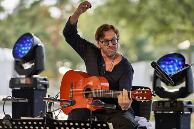 Peo Alfonsi an der Gitarre - Al Di Meola Trio beim Sommerfestival 2024 BEATS, BAND und BEACH in der Autostadt Wolfsburg - Autostadt in Wolfsburg am 24.07.24 © Ulrich Stamm