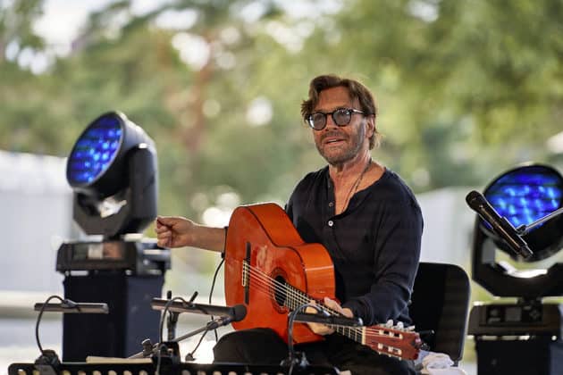 Peo Alfonsi an der Gitarre - Al Di Meola Trio beim Sommerfestival 2024 BEATS, BAND und BEACH in der Autostadt Wolfsburg - Autostadt in Wolfsburg am 24.07.24 © Ulrich Stamm