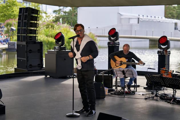 Peo Alfonsi an der Gitarre - Al Di Meola Trio beim Sommerfestival 2024 BEATS, BAND und BEACH in der Autostadt Wolfsburg - Autostadt in Wolfsburg am 24.07.24 © Ulrich Stamm