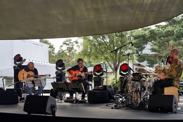 Peo Alfonsi an der Gitarre - Al Di Meola Trio beim Sommerfestival 2024 BEATS, BAND und BEACH in der Autostadt Wolfsburg - Autostadt in Wolfsburg am 24.07.24 © Ulrich Stamm