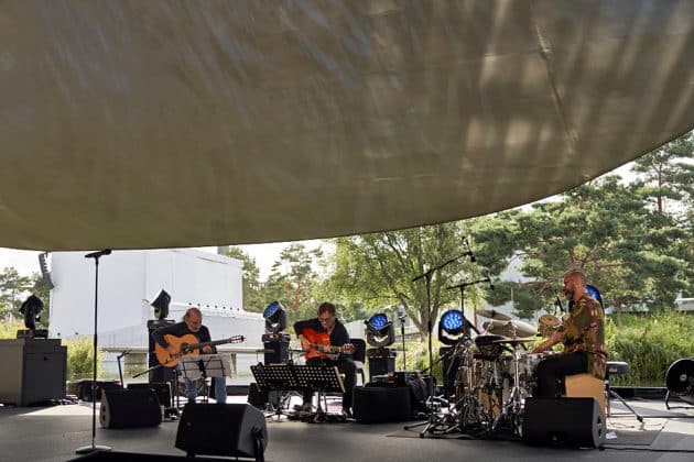 Peo Alfonsi an der Gitarre - Al Di Meola Trio beim Sommerfestival 2024 BEATS, BAND und BEACH in der Autostadt Wolfsburg - Autostadt in Wolfsburg am 24.07.24 © Ulrich Stamm