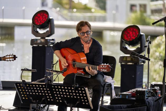 Peo Alfonsi an der Gitarre - Al Di Meola Trio beim Sommerfestival 2024 BEATS, BAND und BEACH in der Autostadt Wolfsburg - Autostadt in Wolfsburg am 24.07.24 © Ulrich Stamm