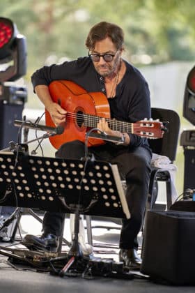 Peo Alfonsi an der Gitarre - Al Di Meola Trio beim Sommerfestival 2024 BEATS, BAND und BEACH in der Autostadt Wolfsburg - Autostadt in Wolfsburg am 24.07.24 © Ulrich Stamm