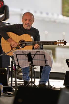 Peo Alfonsi an der Gitarre - Al Di Meola Trio beim Sommerfestival 2024 BEATS, BAND und BEACH in der Autostadt Wolfsburg - Autostadt in Wolfsburg am 24.07.24 © Ulrich Stamm