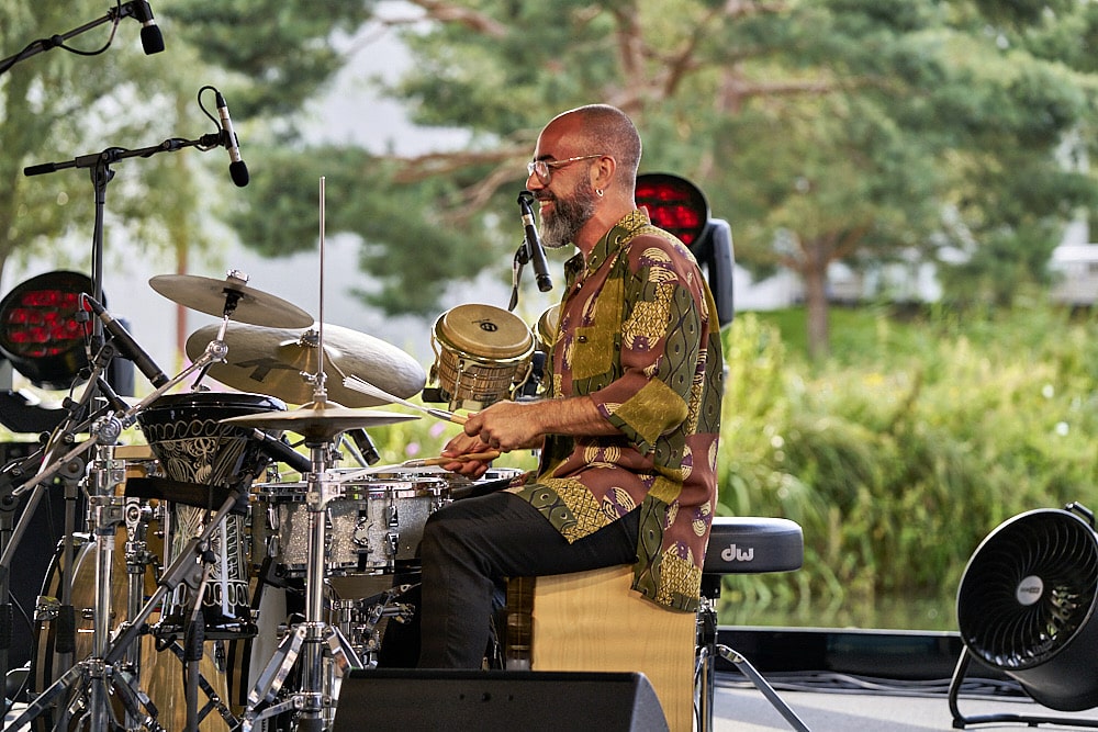 Sergio Martinez an den Percussions -- Peo Alfonsi an der Gitarre - Al Di Meola Trio beim Sommerfestival 2024 BEATS, BAND und BEACH in der Autostadt Wolfsburg - Autostadt in Wolfsburg am 24.07.24 © Ulrich Stamm