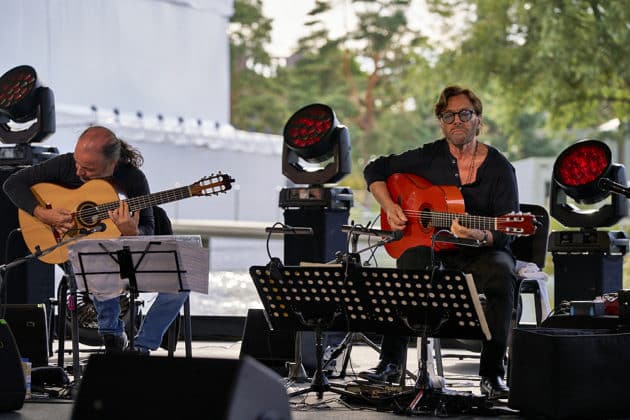 Peo Alfonsi an der Gitarre - Al Di Meola Trio beim Sommerfestival 2024 BEATS, BAND und BEACH in der Autostadt Wolfsburg - Autostadt in Wolfsburg am 24.07.24 © Ulrich Stamm