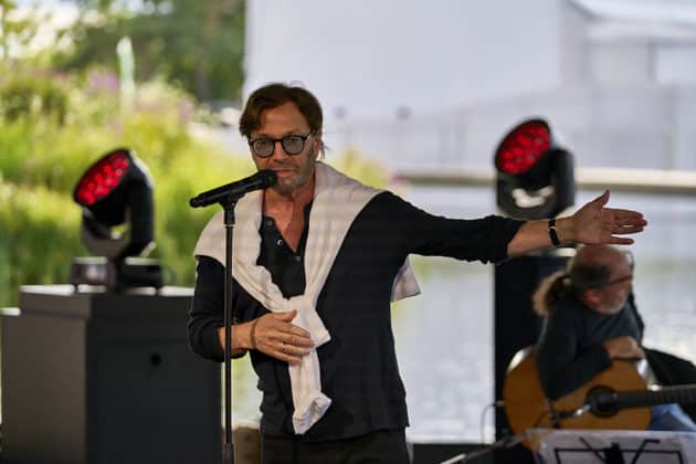 Peo Alfonsi an der Gitarre - Al Di Meola Trio beim Sommerfestival 2024 BEATS, BAND und BEACH in der Autostadt Wolfsburg - Autostadt in Wolfsburg am 24.07.24 © Ulrich Stamm
