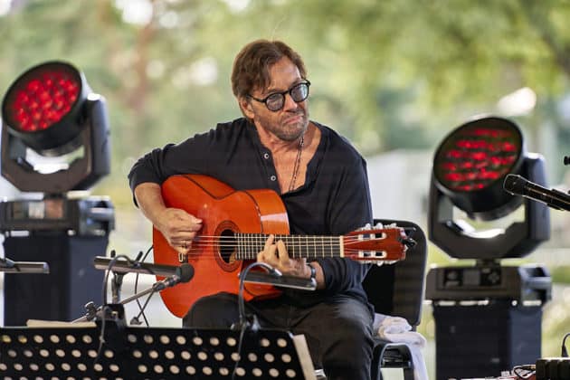 Peo Alfonsi an der Gitarre - Al Di Meola Trio beim Sommerfestival 2024 BEATS, BAND und BEACH in der Autostadt Wolfsburg - Autostadt in Wolfsburg am 24.07.24 © Ulrich Stamm