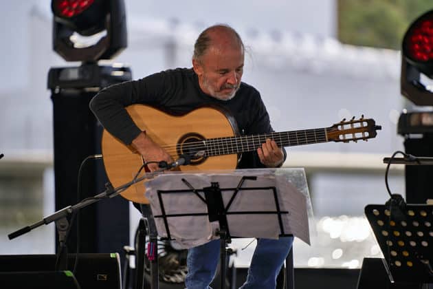 Peo Alfonsi an der Gitarre - Al Di Meola Trio beim Sommerfestival 2024 BEATS, BAND und BEACH in der Autostadt Wolfsburg - Autostadt in Wolfsburg am 24.07.24 © Ulrich Stamm