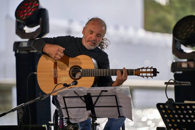 Peo Alfonsi an der Gitarre - Al Di Meola Trio beim Sommerfestival 2024 BEATS, BAND und BEACH in der Autostadt Wolfsburg - Autostadt in Wolfsburg am 24.07.24 © Ulrich Stamm