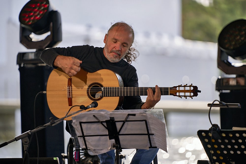 Peo Alfonsi an der Gitarre - Al Di Meola Trio beim Sommerfestival 2024 BEATS, BAND und BEACH in der Autostadt Wolfsburg - Autostadt in Wolfsburg am 24.07.24 © Ulrich Stamm