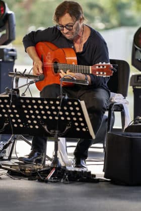 Peo Alfonsi an der Gitarre - Al Di Meola Trio beim Sommerfestival 2024 BEATS, BAND und BEACH in der Autostadt Wolfsburg - Autostadt in Wolfsburg am 24.07.24 © Ulrich Stamm