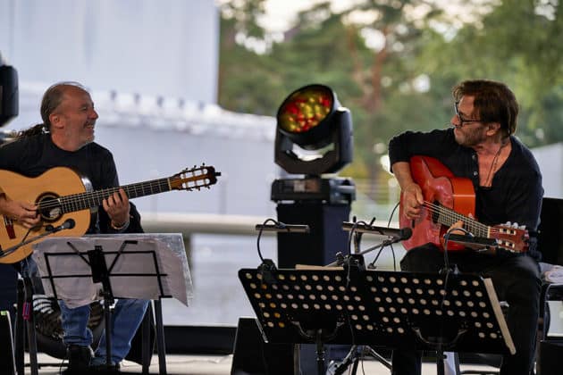 Peo Alfonsi an der Gitarre - Al Di Meola Trio beim Sommerfestival 2024 BEATS, BAND und BEACH in der Autostadt Wolfsburg - Autostadt in Wolfsburg am 24.07.24 © Ulrich Stamm