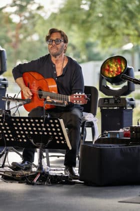Peo Alfonsi an der Gitarre - Al Di Meola Trio beim Sommerfestival 2024 BEATS, BAND und BEACH in der Autostadt Wolfsburg - Autostadt in Wolfsburg am 24.07.24 © Ulrich Stamm