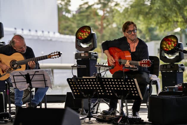 Peo Alfonsi an der Gitarre - Al Di Meola Trio beim Sommerfestival 2024 BEATS, BAND und BEACH in der Autostadt Wolfsburg - Autostadt in Wolfsburg am 24.07.24 © Ulrich Stamm