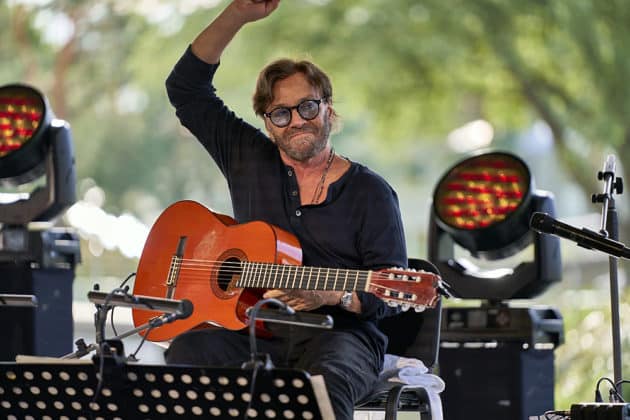 Peo Alfonsi an der Gitarre - Al Di Meola Trio beim Sommerfestival 2024 BEATS, BAND und BEACH in der Autostadt Wolfsburg - Autostadt in Wolfsburg am 24.07.24 © Ulrich Stamm
