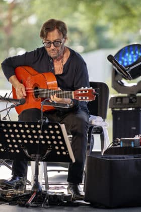 Peo Alfonsi an der Gitarre - Al Di Meola Trio beim Sommerfestival 2024 BEATS, BAND und BEACH in der Autostadt Wolfsburg - Autostadt in Wolfsburg am 24.07.24 © Ulrich Stamm