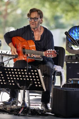 Peo Alfonsi an der Gitarre - Al Di Meola Trio beim Sommerfestival 2024 BEATS, BAND und BEACH in der Autostadt Wolfsburg - Autostadt in Wolfsburg am 24.07.24 © Ulrich Stamm