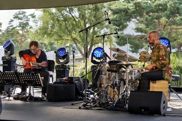 Peo Alfonsi an der Gitarre - Al Di Meola Trio beim Sommerfestival 2024 BEATS, BAND und BEACH in der Autostadt Wolfsburg - Autostadt in Wolfsburg am 24.07.24 © Ulrich Stamm