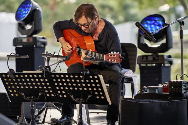 Peo Alfonsi an der Gitarre - Al Di Meola Trio beim Sommerfestival 2024 BEATS, BAND und BEACH in der Autostadt Wolfsburg - Autostadt in Wolfsburg am 24.07.24 © Ulrich Stamm