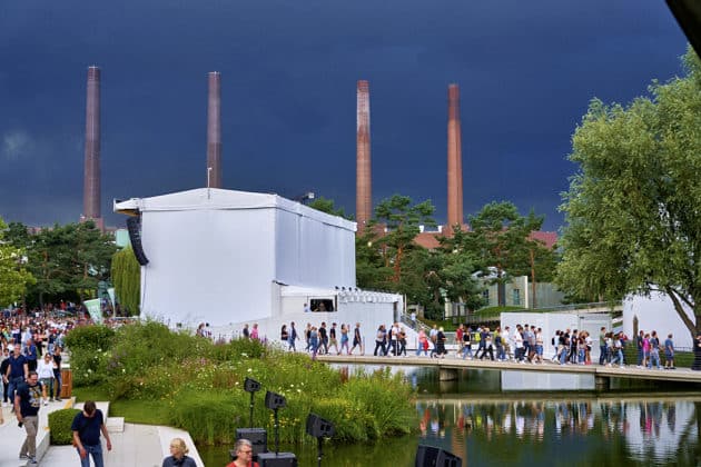 Wegen einer Unwetterwarnung des DWD musste kurz vor Beginn des Konzertes das Publikum evakuiert werden; das Konzert begann 50 min später - Jan Delay beim Sommerfestival 2024 BEATS, BAND und BEACH in der Autostadt Wolfsburg - Autostadt in Wolfsburg am 12.07.2024 © Ulrich Stamm