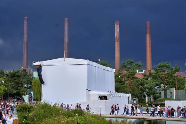 Wegen einer Unwetterwarnung des DWD musste kurz vor Beginn des Konzertes das Publikum evakuiert werden; das Konzert begann 50 min später - Jan Delay beim Sommerfestival 2024 BEATS, BAND und BEACH in der Autostadt Wolfsburg - Autostadt in Wolfsburg am 12.07.2024 © Ulrich Stamm