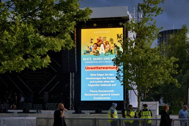 Wegen einer Unwetterwarnung des DWD musste kurz vor Beginn des Konzertes das Publikum evakuiert werden; das Konzert begann 50 min später - Jan Delay beim Sommerfestival 2024 BEATS, BAND und BEACH in der Autostadt Wolfsburg - Autostadt in Wolfsburg am 12.07.2024 © Ulrich Stamm