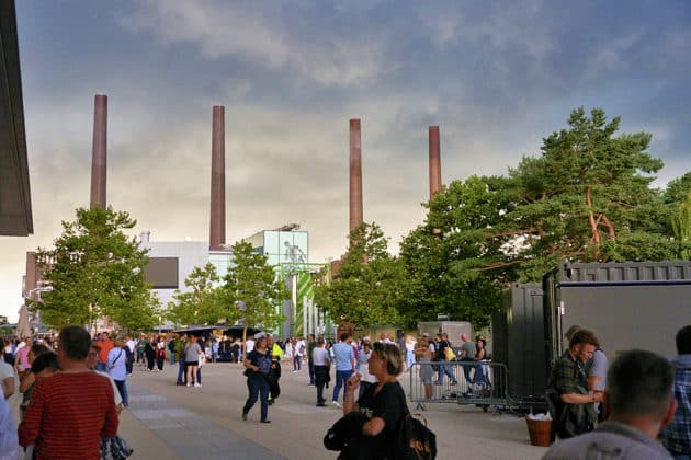 Wegen einer Unwetterwarnung des DWD musste kurz vor Beginn des Konzertes das Publikum evakuiert werden; das Konzert begann 50 min später - Jan Delay beim Sommerfestival 2024 BEATS, BAND und BEACH in der Autostadt Wolfsburg - Autostadt in Wolfsburg am 12.07.2024 © Ulrich Stamm