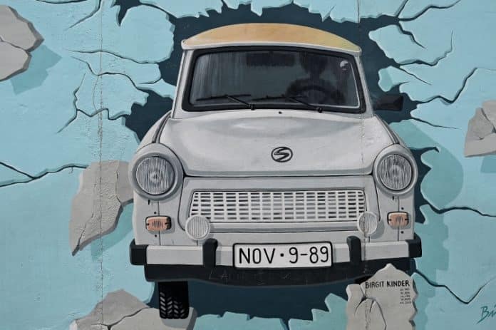 Touristenmagnet: die East Side Gallery in Berlin-Fridrichshain – Wandbild von Birgit Kinder