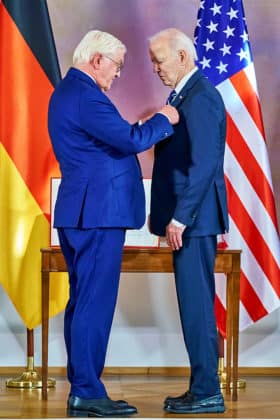 Ordensverleihung anlässlich des Besuches von Präsidenten der Vereinigten Staaten von Amerika, Joseph R. Biden durch Bundespräsident Frankl Walter Steinmeier - Schloss Bellevue in Berlin / Berlin / Deutschland am 18.10.24