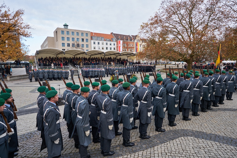 Feierliches Gelöbnis zum Tag der Bundeswehr auf dem Platz der Menschenrechte in Hannover am 12.11.2024 © Ulrich Stamm