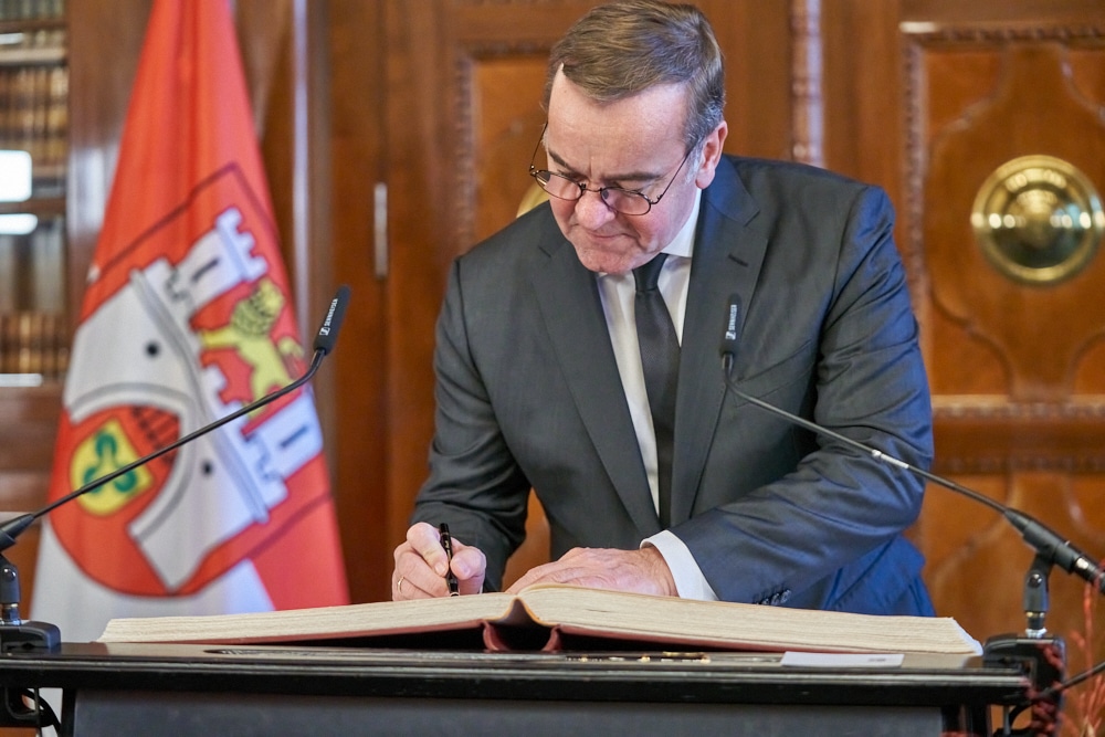 Bundesverteidigungsminister Boris Pistorius trägt sich in das Goldene Buch der Stadt Hannover ein © Ulrich Stamm