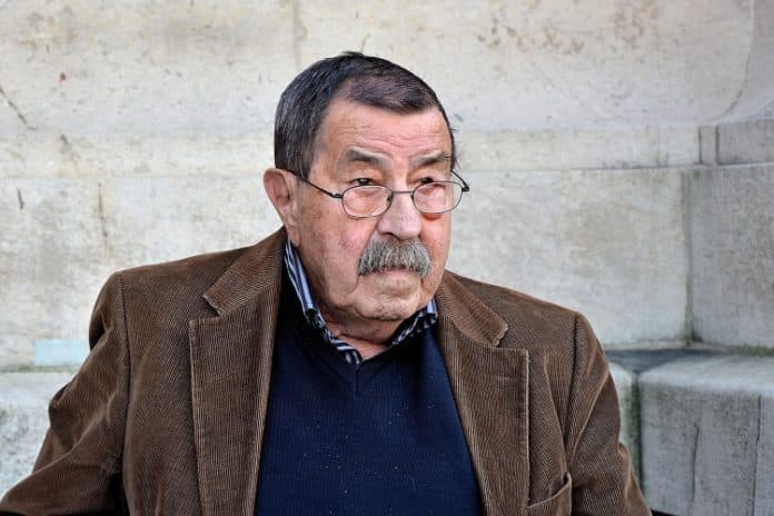 Günter Grass vor der Hauptkirche St. Michaelis in Hamburg anläßlich der Trauerfeier für den Schriftsteller und Hamburger Ehrenbürger Siegfried Lenz am 28. Oktober 2014