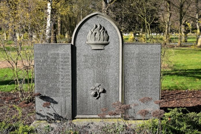 Ehrengrab für die Opfer des Serienmörders Fritz Haarmann auf dem Stadtfriedhof in Hannover-Stöcken (Abteilung 49 D, Nr. 189/192)