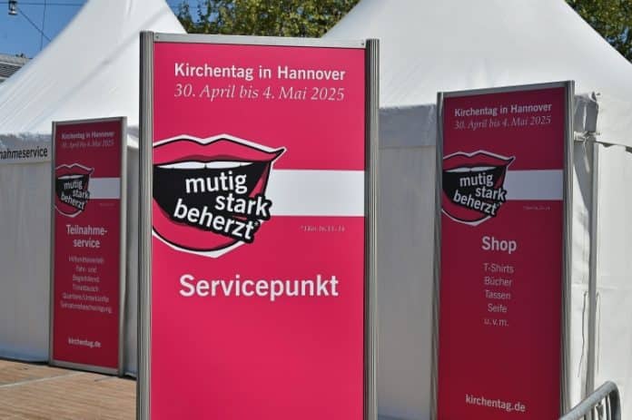 39. Deutsche Evangelische Kirchentag in Hannover – Servicepunkt vor dem Hauptbahnhof