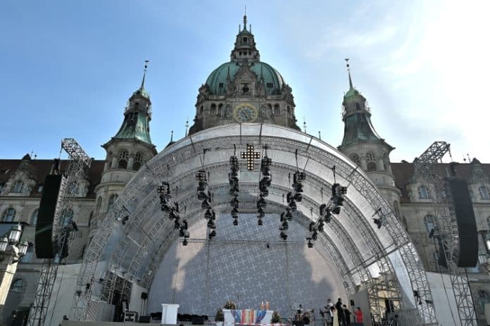 Die Bühne vor dem Neuen Rathaus ist aufgebaut
