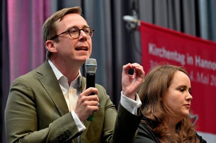 Bekannte Personen aus Politik und Gesellschaft auf den Hauptpodien – hier: Philipp Amthor (CDU) und Ricarda Lang (Bündnis 90/Die Grünen)