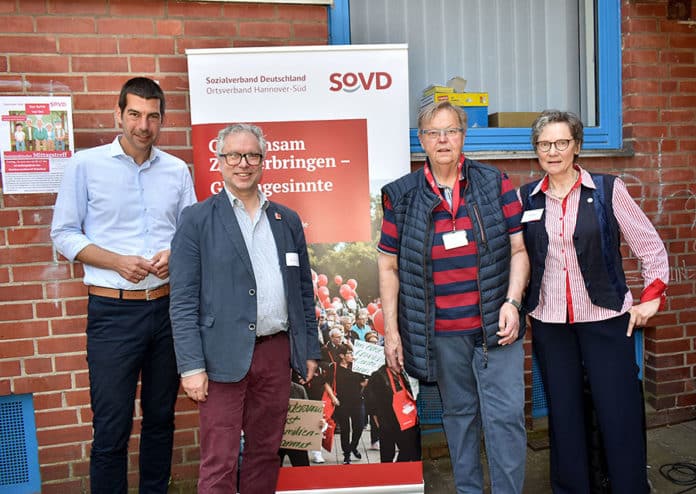 Sozialpolitischer Mittagstreff: v.l. 1. Stadtrat Axel von der Ohe, Rasherr Robert Nicolls, Dirk Battke und Ingrid Beyer vom SoVD.