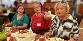 Dirk Battke (Bildmitte), Vorsitzender des SoVD Hannover-Süd, hatte die Spargelfahrt organisiert