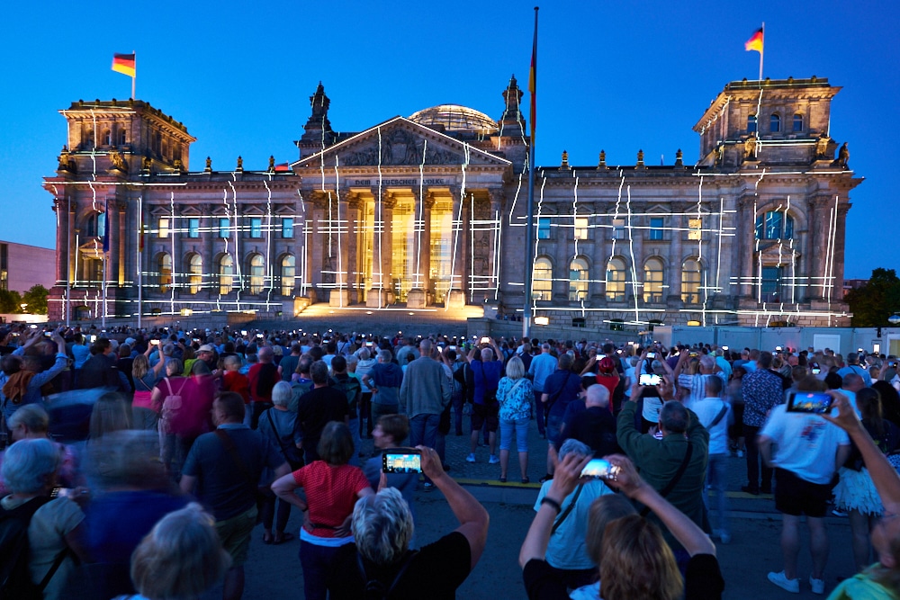 Illumination des Reichstagsgebäudes (Westseite) anlässlich des 30-jährigen Jubiläums des Kunstprojektes "Wrapped Reichstag" von Christo und Jean-Claude im Juni 1995. © Ulrich Stamm